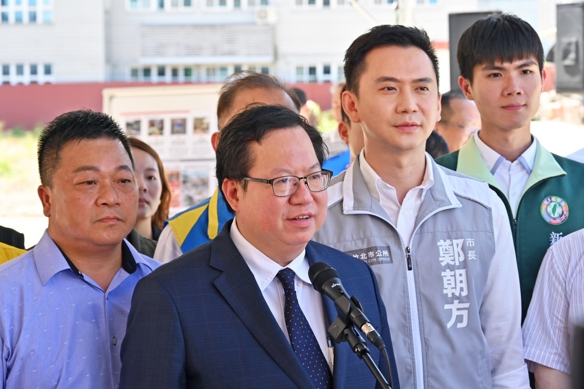 行政院副院長鄭文燦今（7）日視察新竹縣竹北河岸市集園區受訪。 圖：行政院提供