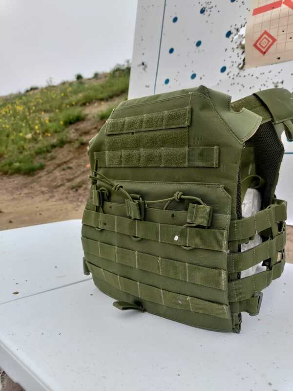 林秉宥與「山姆小叔Gun&amp;Fun」合作，實測國軍抗彈板。 圖：取自林秉宥臉書