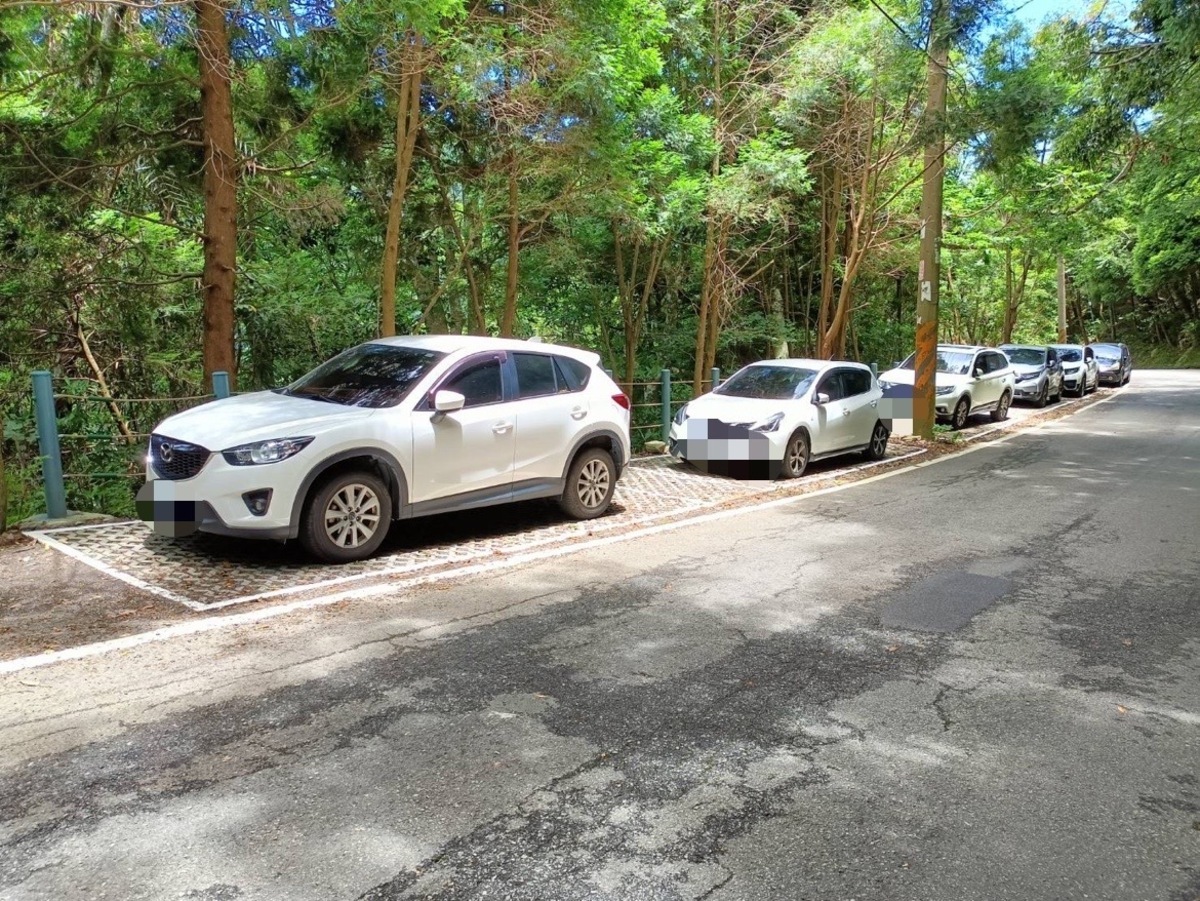 8月1日起大雪山林道沿線車位開始收費管理，以4小時計次50元之方式計價收費。 圖：東勢林區管理處／提供
