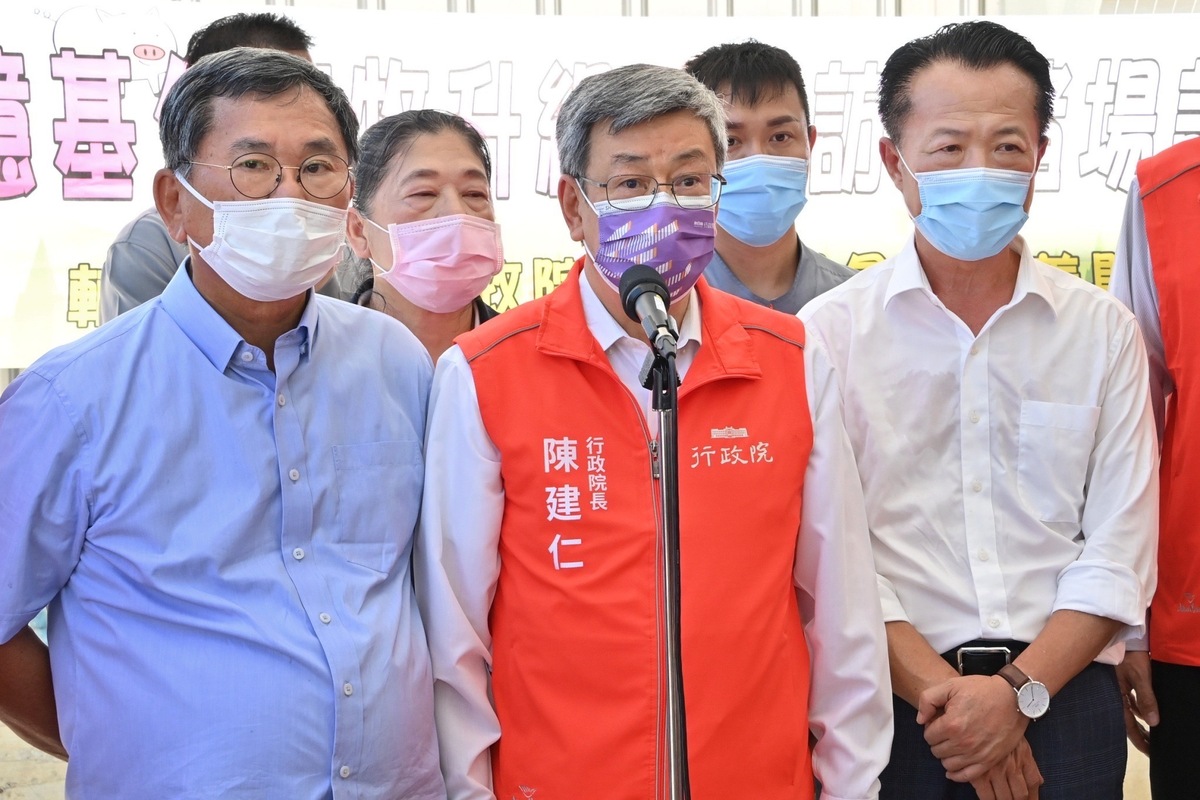 行政院長陳建仁今（7）天下午到嘉義縣視察豬瘟拔針及百億基金畜牧升級輔導成果前受訪。 圖：行政院提供