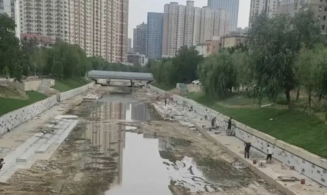 6日，中國網上傳有河南鄭州金水河道掛大理石磚的施工圖，遭網友調侃「花 34 億給河道貼瓷磚」。 圖：翻攝自推特帳號@AsiaFinance