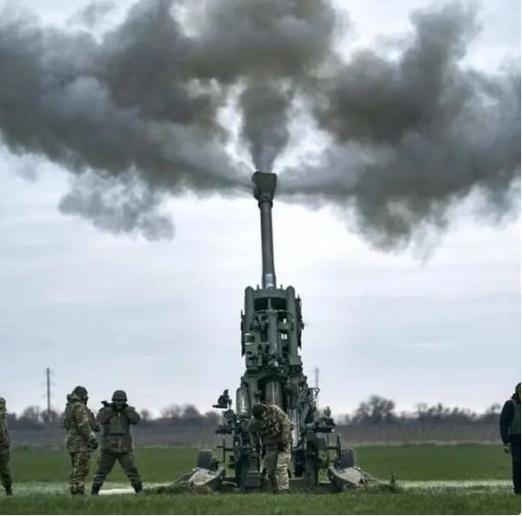 烏軍在步兵進攻前，先用大砲攻擊俄軍陣地。 圖：翻攝自蓁蓁說