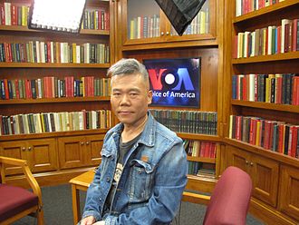 67 歲的中國博主司馬南，猛烈批評美國，近期卻在網路分享，他參加美國大使館主辦的獨立日慶祝活動的經歷。 圖：翻攝自維基百科