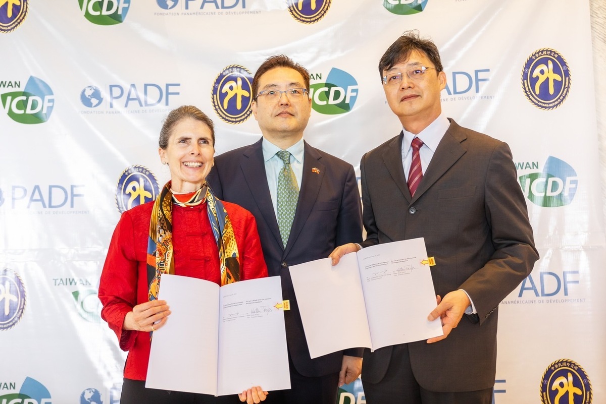 （左至右）泛美發展基金會PADF執行長泰勒（Katie Taylor）、駐海地大使古文劍、國合會駐海地技術團團長蔡明義。 圖：財團法人國際合作發展基金會/提供