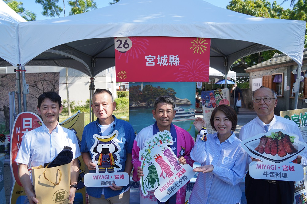 周春米(右二)行銷宮城縣特色物產。 圖：屏東縣政府提供