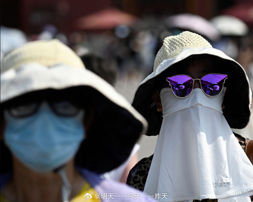 注重防曬的中國民眾，外出紛紛配戴「臉基尼」，已達到全面防曬效果。 圖：翻攝自微博
