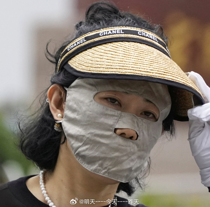 「臉基尼」樣式多元，部分產品可以向面罩般包裹整個臉部。 圖：翻攝自微博