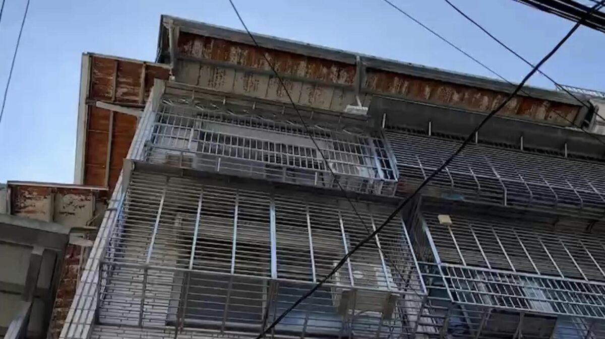 新北市議員張錦豪爆料，黃國昌在汐止的4層樓透天厝，其實是頂樓加蓋鐵皮的5層樓建築物。 圖:翻攝自張錦豪臉書