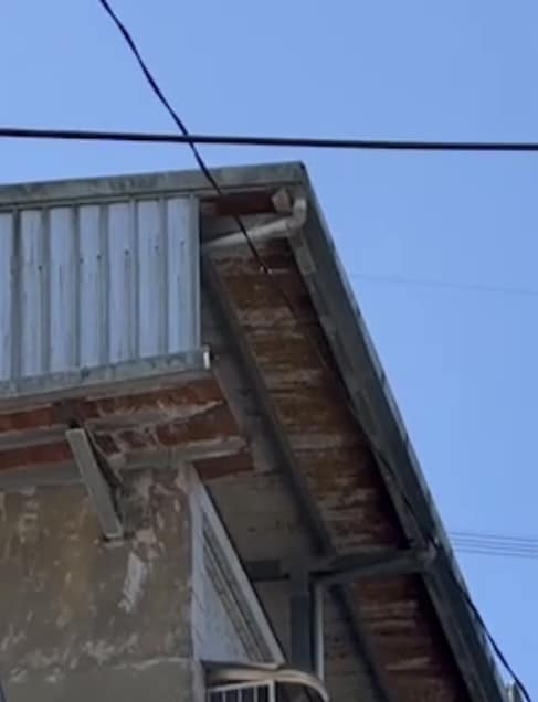 新北市議員張錦豪強調，這5樓鐵皮屋還加寬，雨遮嚴重超出建築線，甚至還嚴重超出建築線。 圖:翻攝自張錦豪臉書
