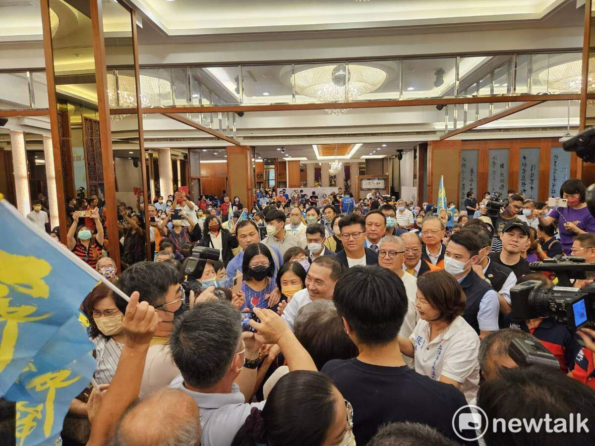 侯友宜今天在嘉義市造勢，大進場時受到支持者簇擁。 圖：蔡坤龍/攝