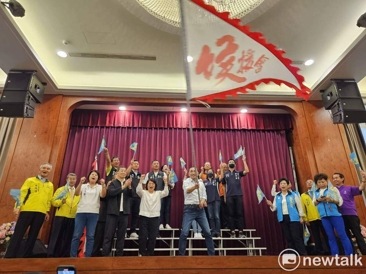侯友宜今天在嘉義市造勢，前副總統蕭萬長授戰旗。 圖：蔡坤龍/攝