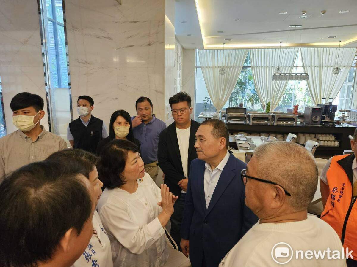 侯友宜進場前與嘉義市長黃敏惠闢室短暫晤談。 圖：蔡坤龍/攝