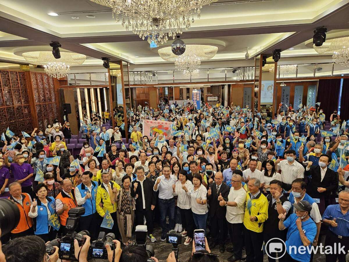 侯友宜今天在嘉義市造勢後與支持者大合照。 圖：蔡坤龍/攝