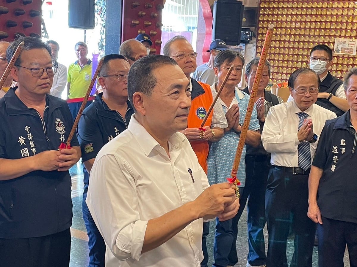 侯友宜參拜嘉義天公壇。 圖：侯友宜競辦/提供