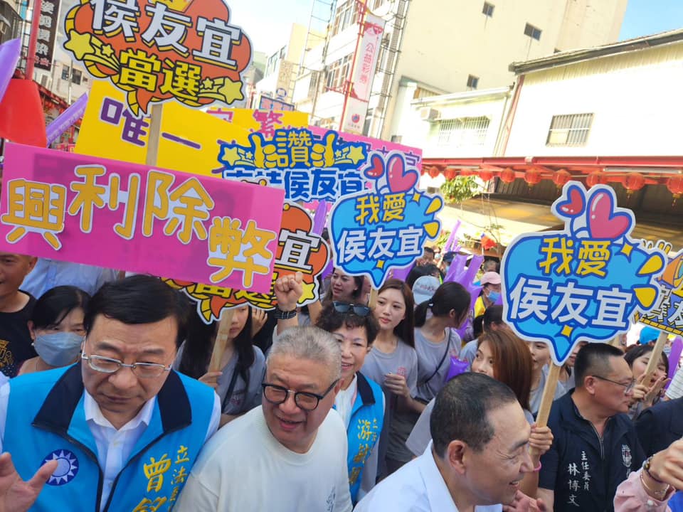國民黨總統參選人侯友宜 8 日回故鄉嘉義縣朴子市跑行程，獲鄉親熱情的歡迎。 圖: 翻攝自臉書立法委員游毓蘭