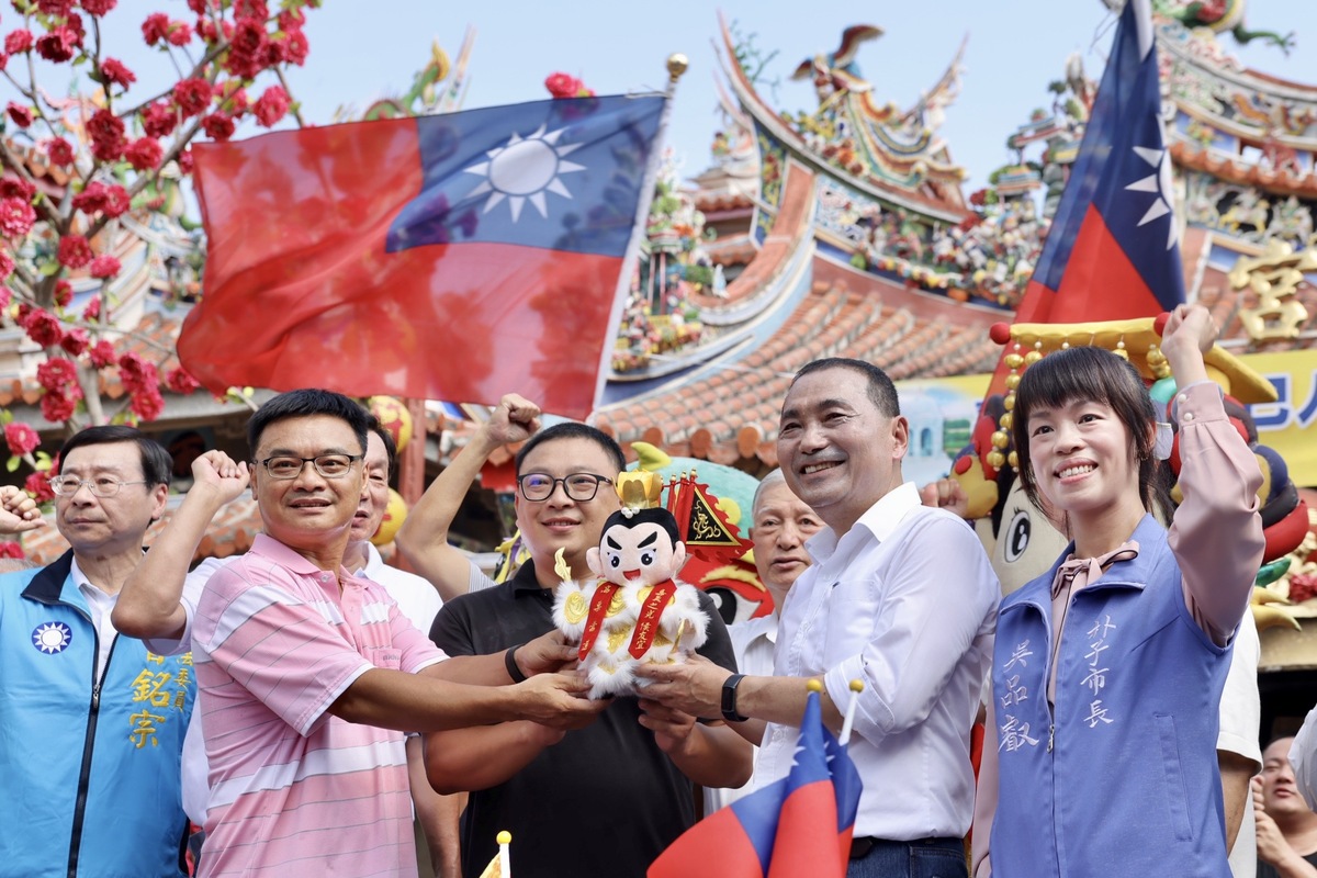 國民黨總統參選人侯友宜今（8）日回到家鄉嘉義配天宮參拜，朴子配天宮董事長蔡承宗、跨黨派民代、侯友宜的師長及同學都到場支持。 圖：侯友宜競辦/提供