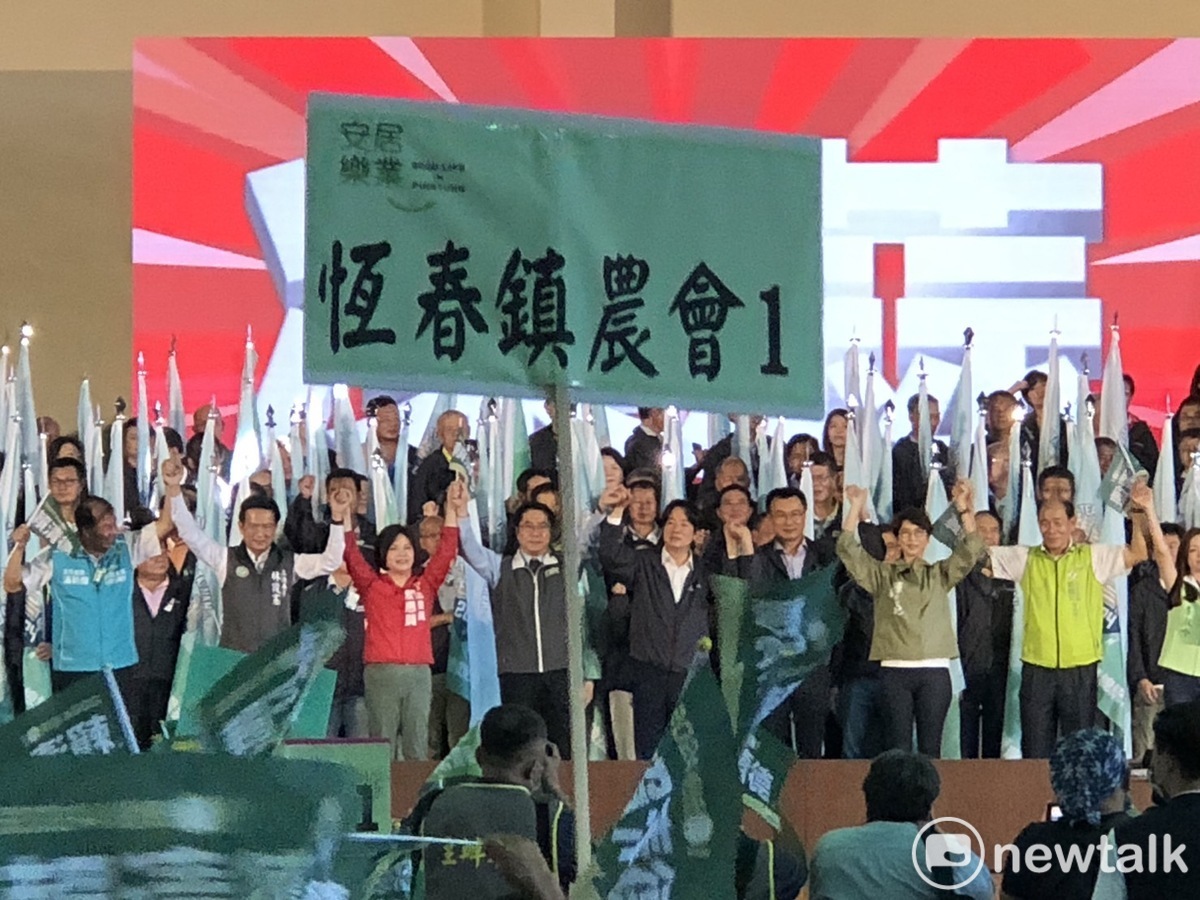 民進黨總統參選人、副總統賴清德的「農業挺賴後援會」今（8）日在本命區台南成立，賴清德致詞表示，全台有302個農會，今天有240個，約8成出席，包括宜蘭、花蓮、台東，離島地區都共襄盛舉，台東甚至每個農會都出席。 圖：黃博郎／攝