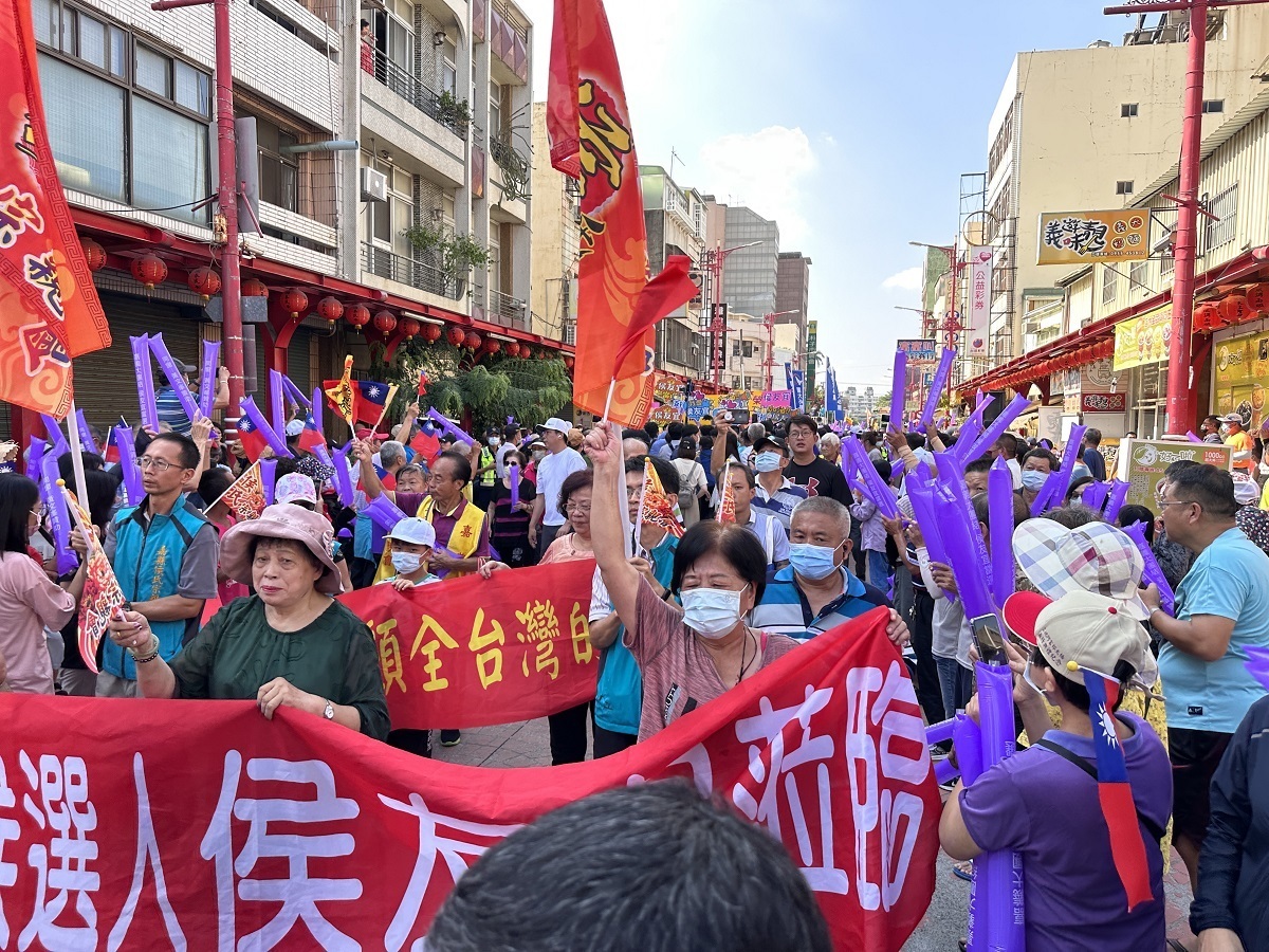 民進黨前省諮議員黃文峯製作「嘉義大團結、侯友宜當選」加油棒發給挺侯民眾。 圖：民眾/提供