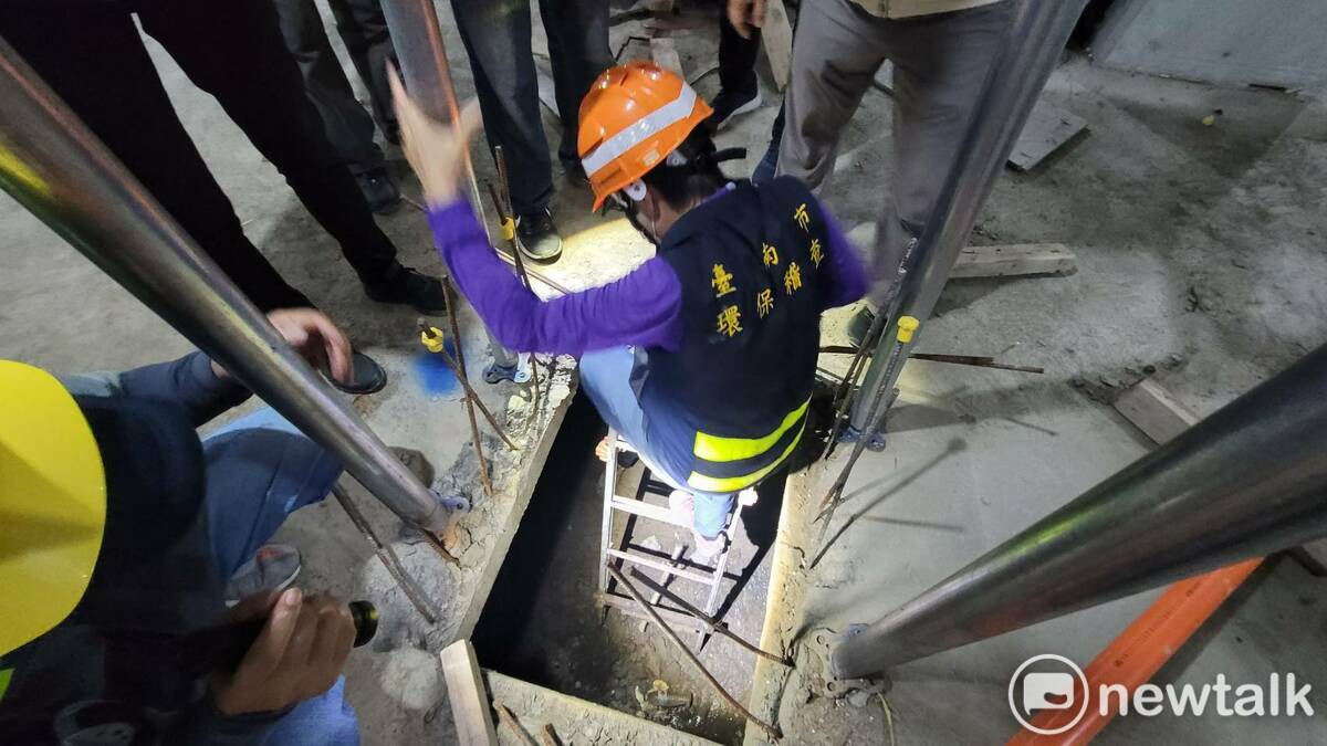 台南市政府貫徹強力執法，針對營建工地加強登革熱稽查，一經查獲孳生源，將依廢棄物清理法裁處，並依建築法第58條第5款「妨礙公共衛生者」規定立即勒令停工7日。 圖：台南市政府提供