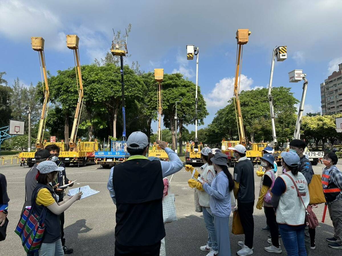 東區區公所今日持續動員七組大型高空作業車執行天溝巡查作業，針對高風險里別之天溝、高處積水點進行全面性的巡檢，清除天溝淤積物並實施預防性投藥。 圖：台南市政府提供
