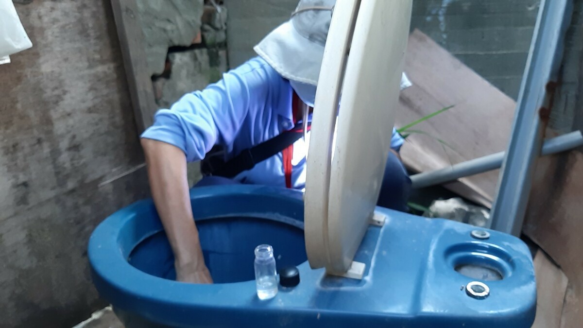 防疫團隊對確診個案住家執行地毯式強制孳生源檢查。 圖：高雄市衛生局提供