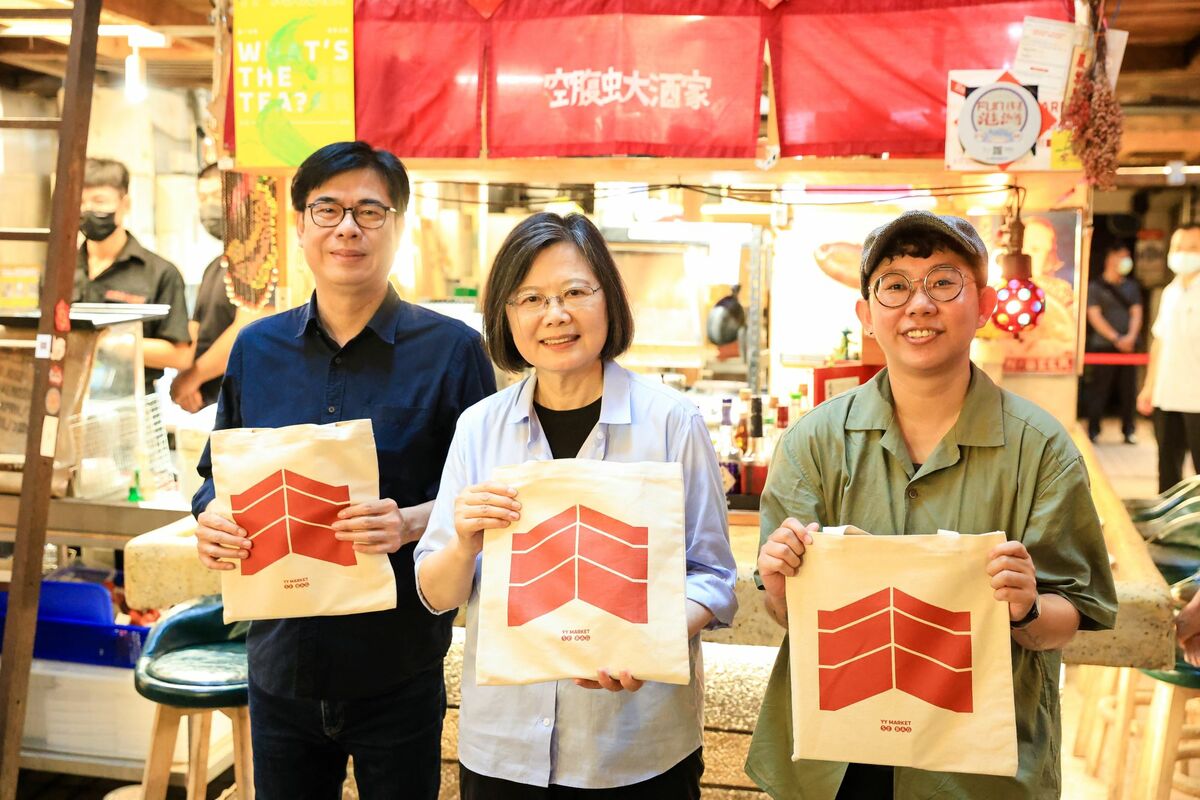 陳其邁(左)陪蔡英文(中)走訪鹽埕第一公有市場。 圖：高雄市政府提供