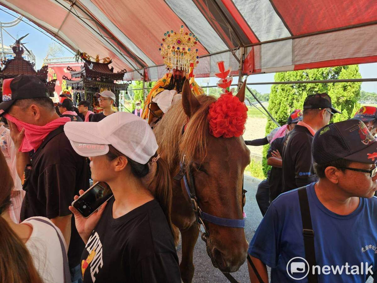 嘉義縣大林關聖帝君廟聖賢宮迎來大陸泉州軟身帝君，坐上馬匹展開夜巡，祈求平安。 圖：蔡坤龍/攝
