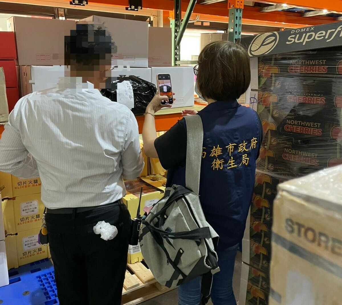 衛生局人員稽查好市多。 圖：高雄市衛生局提供