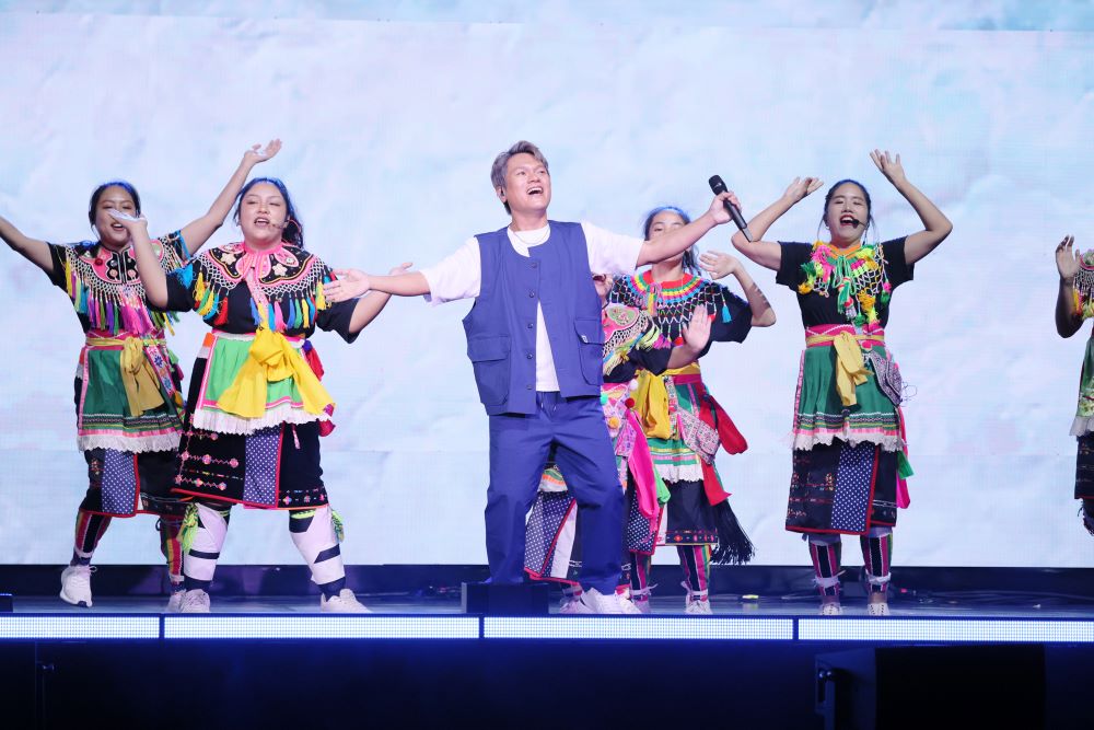 舒米恩(中)與族人一起表演。 圖：文化總會提供