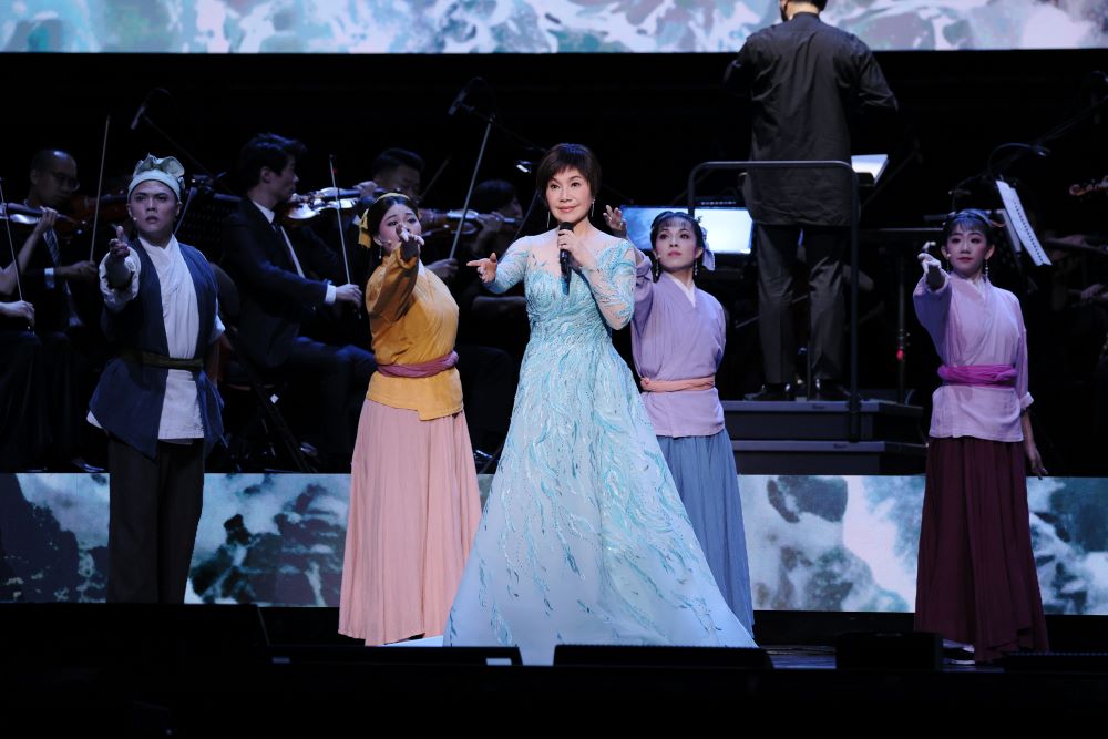 唐美雲(中)與戲團演出。 圖：文化總會提供