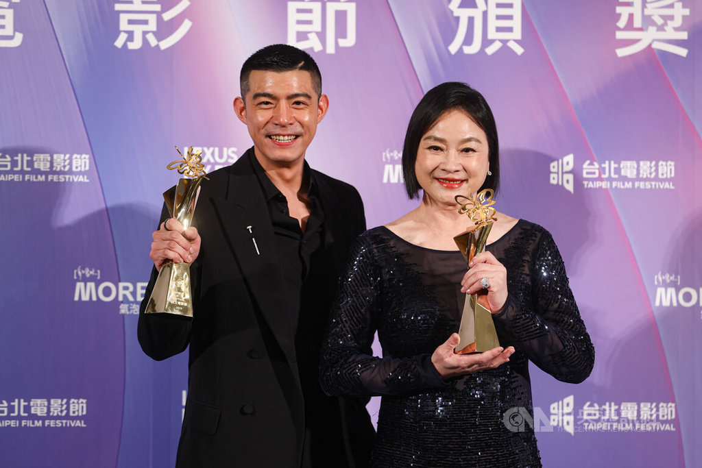 2023第25屆台北電影節各獎項得主8日晚間揭曉，演員王柏傑（左）、陸小芬（右）分別獲封影帝、影后，兩人頒獎後開心合影。 圖：中央社