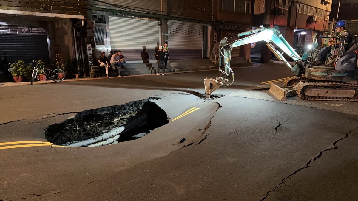 台北市南京西路段上出現天坑。 圖：台北市政府 / 提供