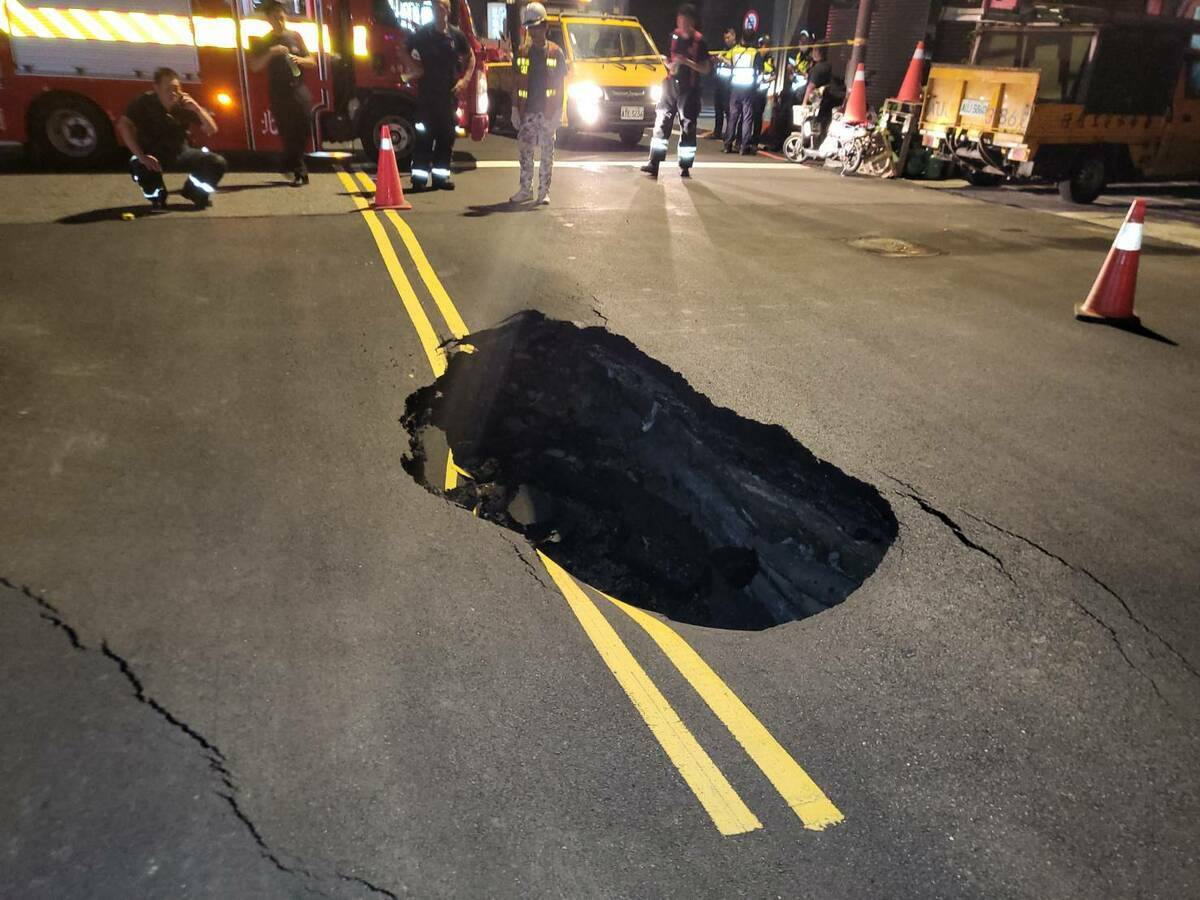 台北市南京西路段上出現天坑。 圖：台北市政府 / 提供