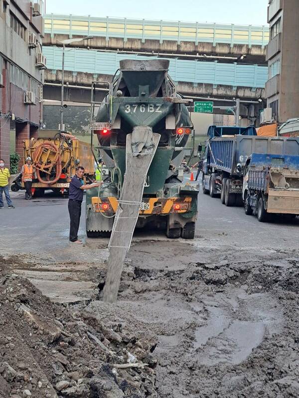 台北市南京西路段上出現天坑，北市府緊急進行回填。 圖：台北市政府 / 提供
