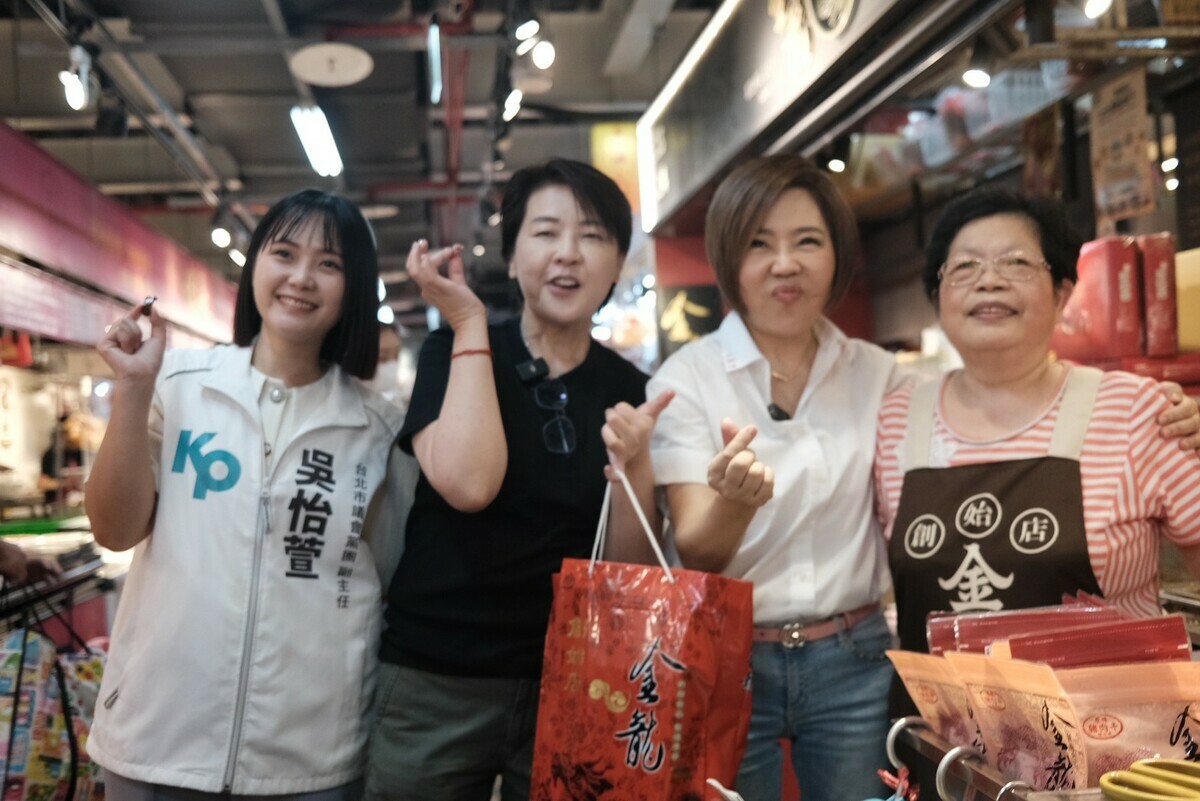 台北市第五選區（中正、萬華）無黨籍立委參選人于美人今（9）日上午與台北市前副市長黃珊珊一同前往南門市場掃街。 圖：于美人競辦提供