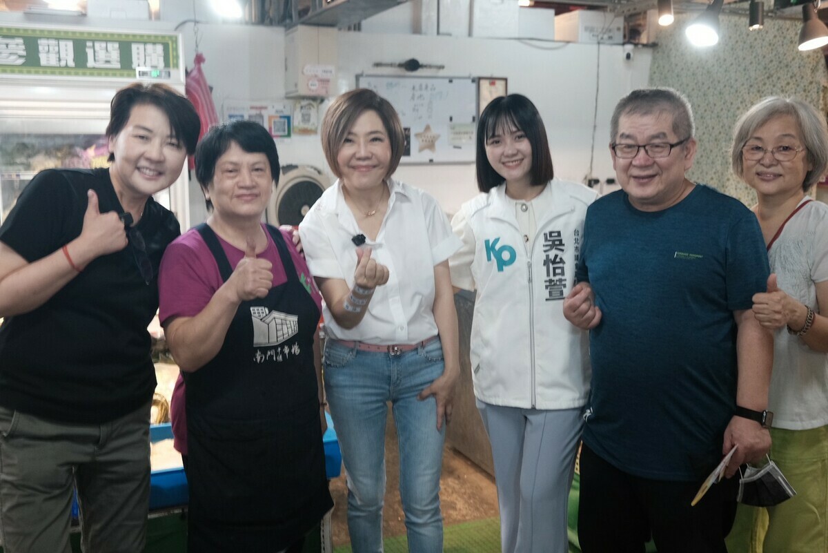 民眾黨先前拋出中正萬華選區與于美人合作後，台北市第五選區（中正、萬華）無黨籍立委參選人于美人今（9）日上午與台北市前副市長黃珊珊一同前往南門市場掃街，聽取對於攤商即將從中繼市場遷回原址全新大樓之相關意見。 圖：于美人競辦提供