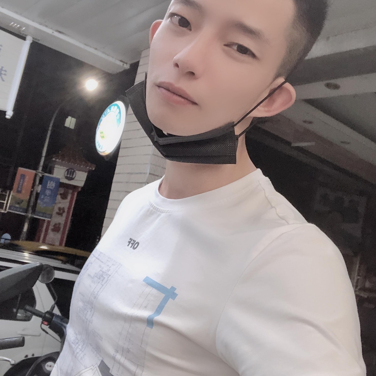 易寶宏在2019年入獄，隨後被調到外役監服刑，但去年獲調外役監服刑，可以在外趴趴走 圖：翻攝自易寶宏臉書