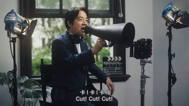 針對政策未上路，學生「超前致謝」受到質疑，甚至被戲稱是穿越時空，網友諷刺競選團隊事先安排。 圖：擷取自YT「中華民國外交部」