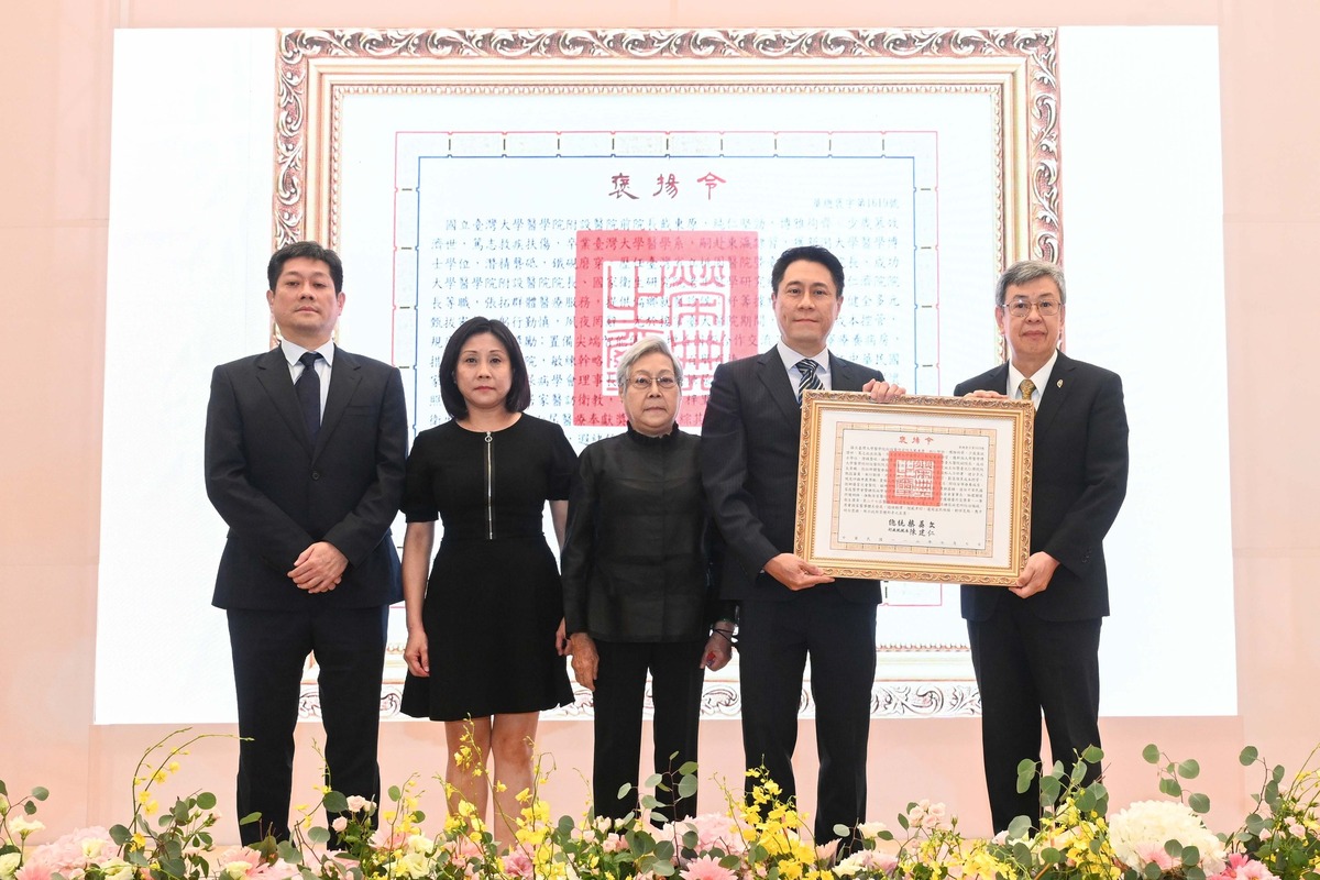 台大醫院前院長戴東原 5 月 16 日辭世，台大醫今（9）日舉辦追思會，行政院院長陳建仁也到場頒贈總統褒揚令。 圖：擷自台大醫院臉書