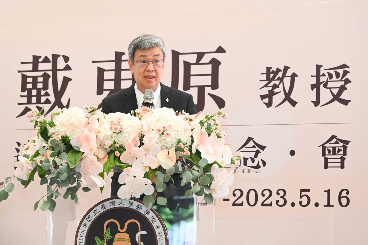 陳建仁致詞時他讚揚戴東原是溫暖堅韌的人格典範，並回憶兩人共同進行流行病學研究，發表 25 篇論文的合作歷程，感性指出：「沒有老師，就沒有今天」。 圖：擷自台大醫院臉書
