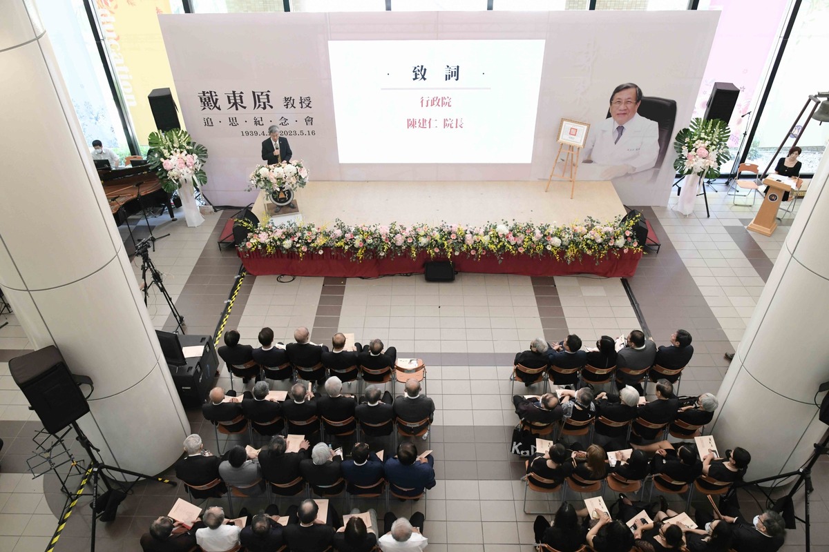 今（9）日於台大醫學院大廳舉行的追思會賓客如雲，不乏眾多政要、學者前往致意，現場聚集約莫百人。 圖：擷自台大醫院臉書