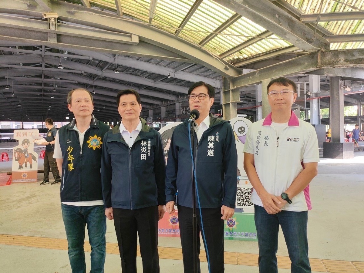 陳其邁(右二)與警察局長林炎田(左二)。 圖：高雄市警察局提供