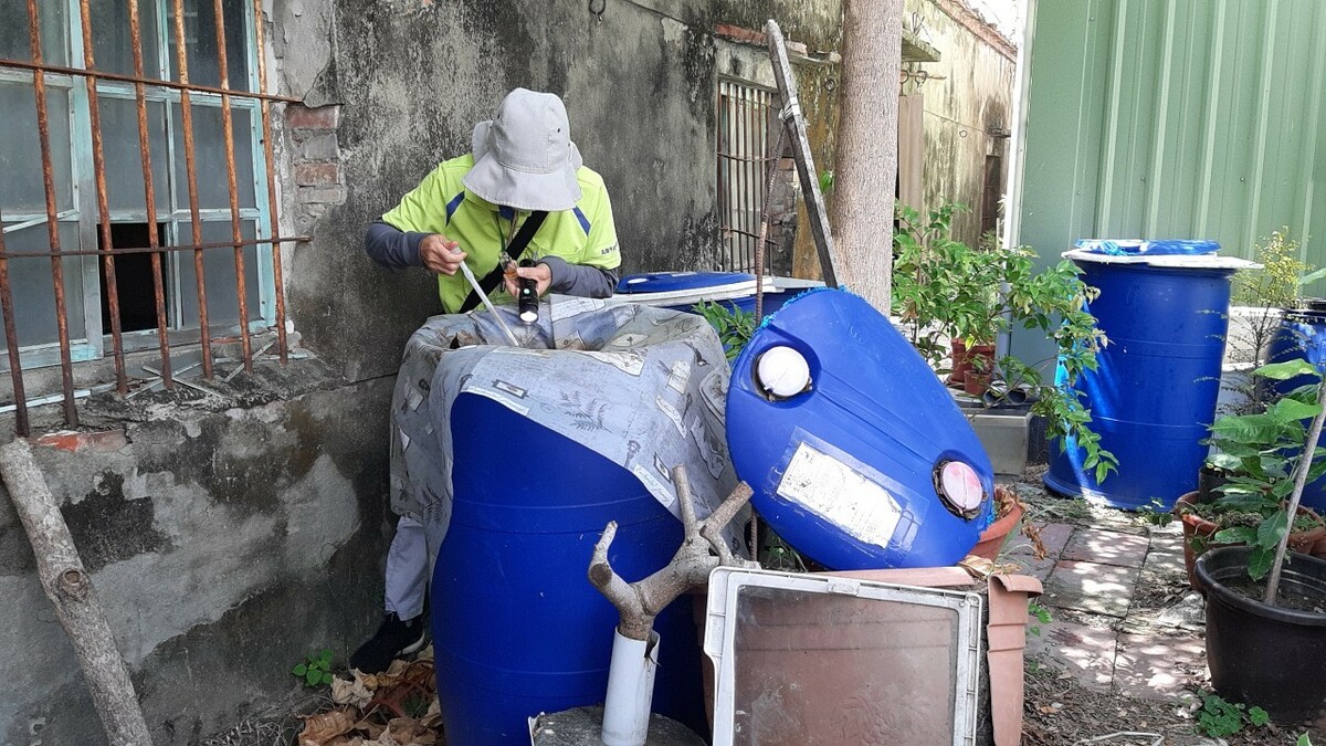 塑膠布積水孳生病媒蚊孑孓。 圖：高雄市衛生局提供