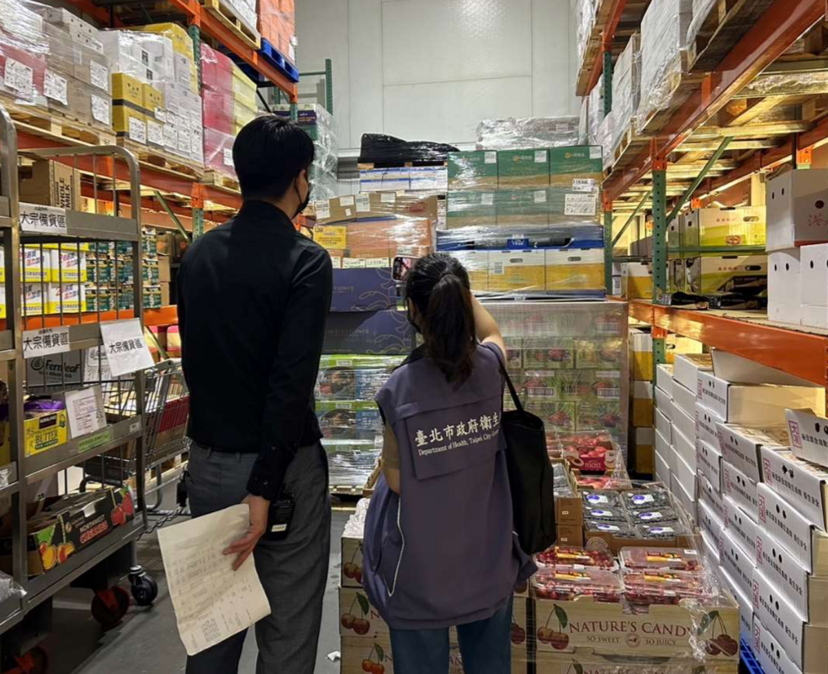 台北市政府衛生局於今(9)日派員查核好市多內湖及北投分店，查架上已無販售該產品。 圖：台北市政府衛生局／提供