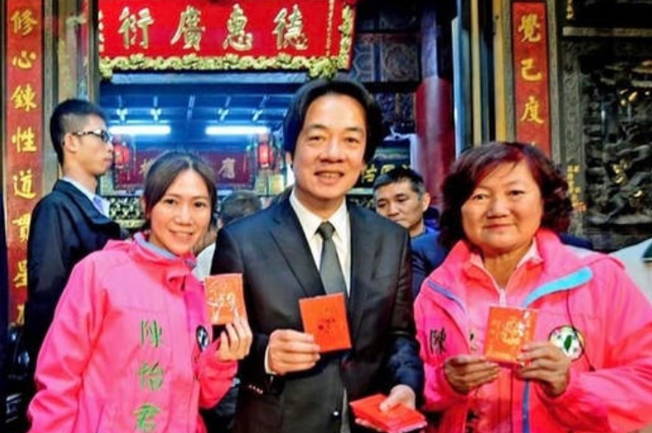 外傳民進黨有意禮讓無黨籍台北市議員林亮君參選台北市第三選區（中山、北松山）立委，先前已表態願背水一戰的民進黨籍台北市議員陳怡君（左），今（9）天發表逾2000字的陳情書向黨主席賴清德（中）喊話，強調自己沒有派系，若成為人選會願意為黨奔走努力走到斷腿。  圖：截自陳怡君臉書