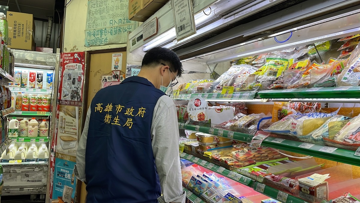 高市衛生局派員至好市多及13家超市稽查。 圖：高雄市衛生局提供