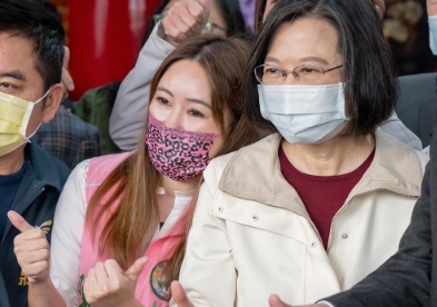 台北市議員陳怡君今（9）日表示，關於中山、北松山立委選舉，民進黨內人才濟濟，且願意為黨承擔重任，背水一戰者眾，希望賴清德主席可以正視從政黨員的心聲，不要捨近求遠，讓想為黨奮力一戰的黨員同志失望。 圖：截自陳怡君臉書