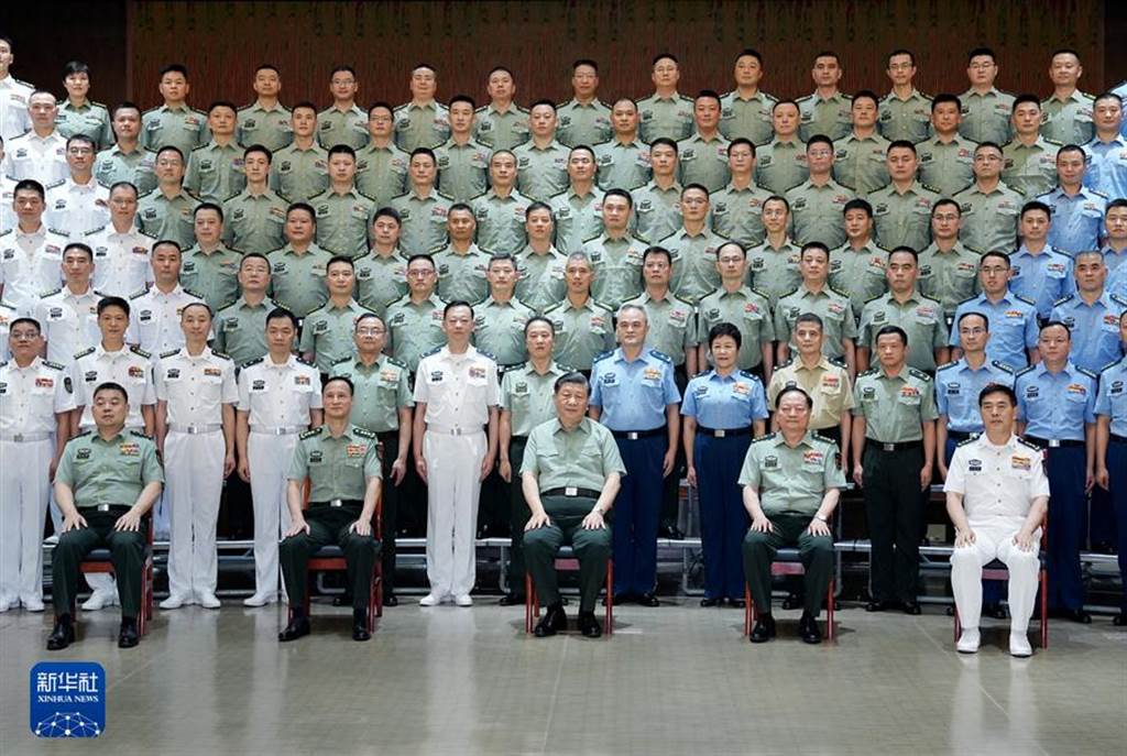 習近平（前排中）6日視察東部戰區並發表談話，要求該機關深化戰爭和作戰籌劃，提高「打贏能力」。 圖：翻攝新華社