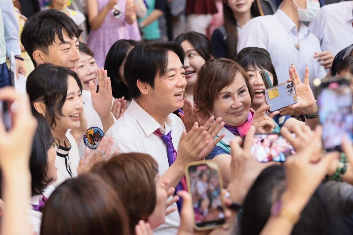賴清德表示，在台灣的民主化進程中，女性一直都扮演著重要的角色，像前副總統呂秀蓮、監察院長陳菊、葉菊蘭等，站在第一線面對專制獨裁，一棒接一棒到現在總統蔡英文，領導我們的國家七年半的時間。 圖：賴清德競辦提供
