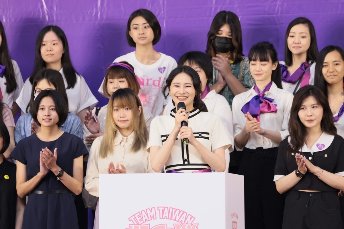 賴清德致詞前也頒贈聘書予立委賴品妤，及台中市信賴台灣姊妹會總會長王康秀絹，並從新竹縣代表范格菱手中接下極富意義的「手摺 2024 顆星星罐」。 圖：賴清德競辦提供